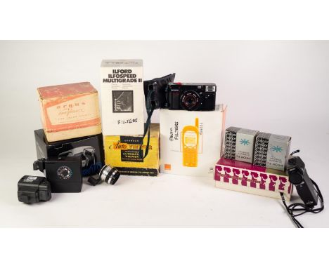 MIXED LOT OF PHOTOGRAPHIC ACCESSORIES, including: BOXED SEKONIC STUDIO DELUXE L-28c2 LIGHT METER, SEKONIC L-228 ZOOM METER, i