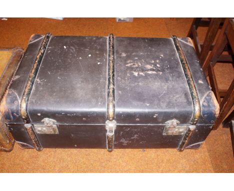 Steamer trunk 