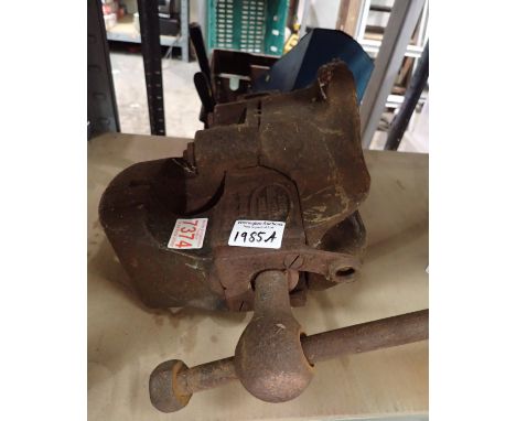 Large vintage Parkinsons engineering vice. Not available for in-house P&amp;P, contact Paul O'Hea at Mailboxes on 01925 65913