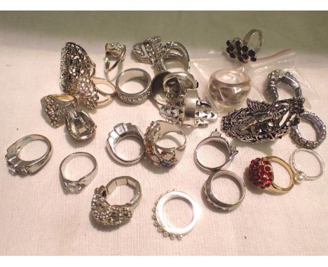 Mixed box of rings. P&amp;P Group 1 (£14+VAT for the first lot and £1+VAT for subsequent lots) 
