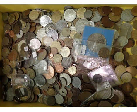 Box of mixed worldwide coinage. P&amp;P Group 2 (£18+VAT for the first lot and £3+VAT for subsequent lots) 