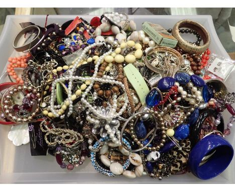 Tray of unsorted costume/fashion jewellery. P&amp;P Group 2 (£18+VAT for the first lot and £3+VAT for subsequent lots) 