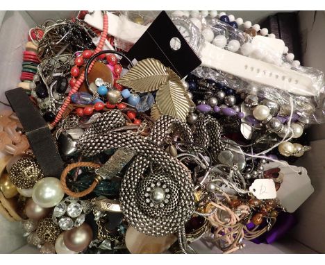 A large quantity of mixed costume jewellery. P&amp;P Group 3 (£25+VAT for the first lot and £5+VAT for subsequent lots) 