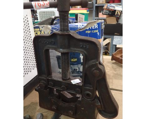 Record 93 1/2 4 inch pipe fitters bench vice. Not available for in-house P&amp;P, contact Paul O'Hea at Mailboxes on 01925 65