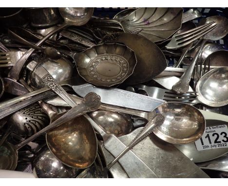 Tray of mixed cutlery to include silver plated items. P&amp;P Group 3 (£25+VAT for the first lot and £5+VAT for subsequent lo