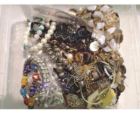 Mixed bracelets/necklaces and pens etc. P&amp;P Group 1 (£14+VAT for the first lot and £1+VAT for subsequent lots) 