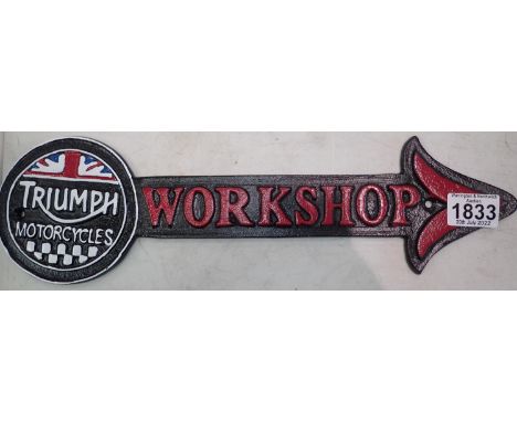 Cast iron Triumph workshop arrow sign, L: 42 cm. P&amp;P Group 2 (£18+VAT for the first lot and £3+VAT for subsequent lots) 