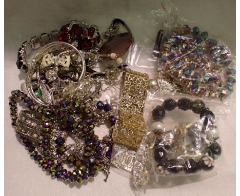 Collection of mixed bangles and bracelets. P&amp;P Group 1 (£14+VAT for the first lot and £1+VAT for subsequent lots) 