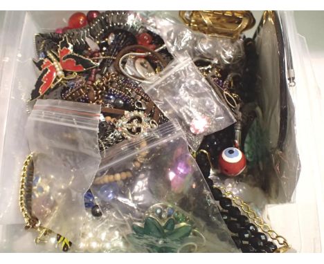Mixed jewellery including brooches. P&amp;P Group 1 (£14+VAT for the first lot and £1+VAT for subsequent lots) 