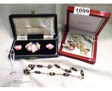 Box of jewellery items. P&amp;P Group 1 (£14+VAT for the first lot and £1+VAT for subsequent lots 