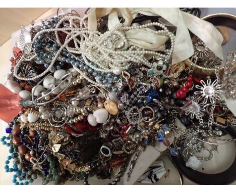 Tray of unsorted costume/fashion jewellery. P&amp;P Group 2 (£18+VAT for the first lot and £3+VAT for subsequent lots) 