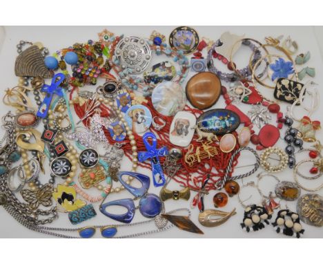 A collection of vintage costume jewellery to include items depicting boxer dogs, a Russian lacquer brooch, Orkney enamel item