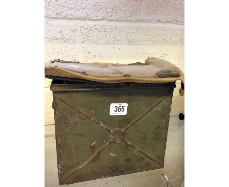 A WWII lamp signalling box containing headsets and signalling equipment.
(R14)