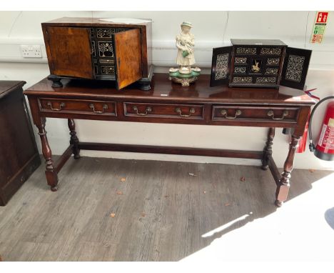 A Georgian style oak buffet serving table with three frieze drawers, turned legs, 76cm tall x 168cm wide x 51cm deep 