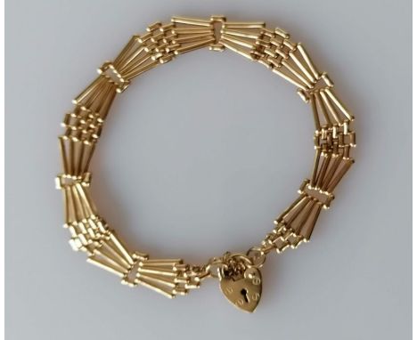 A yellow gold gate-link bracelet with heart clasp, hallmarked 9ct, 18 cm, 7.8g