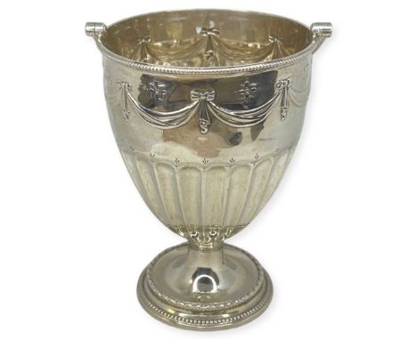 Silver Swing Handle Basket. 175 g. London 1878, Henry Wilkinson. Swag and garland decoration and half fluting to body. Beaded