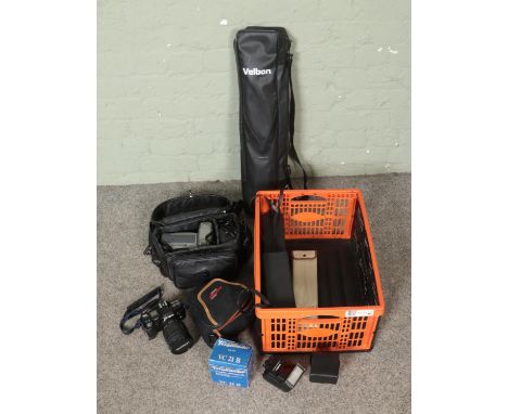 A box of mainly photographic equipment, to include Minolta 7000 fitted with Tamron 28-200mm lens and 2800AF flash, Miranda an