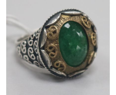 An ornate silver and green quartz set dress ring, size V.