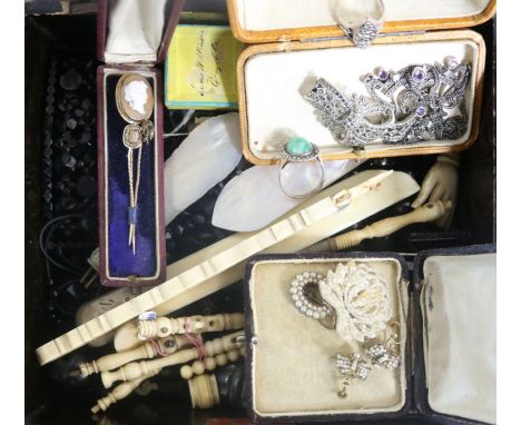 Mixed jewellery including Georgian seed pearls, gold stick pins and silver jewellery etc.