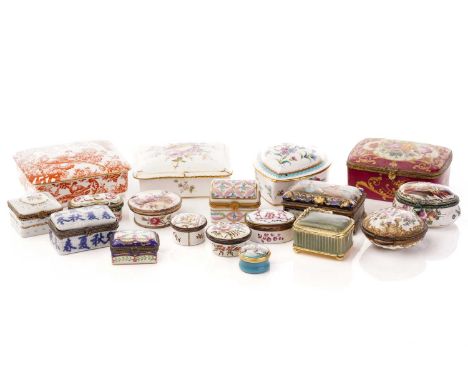 A collection of trinket and pill boxes, including Limoges, Halcyon Days, Crown Staffordshire and others. (18)Qty: 18Halcyon D