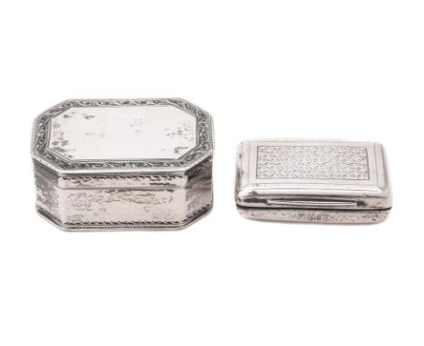 A George III silver octagonal snuff box by Susannah Barker, London 1792, with engraved foliate borders, 4.5cm (1 3/4in) long;