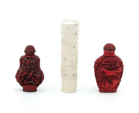 Including 2 snuffbottles and an nice carved handle, 11 cm. tall, this lot will not be shipped outside the EU.This lot may not