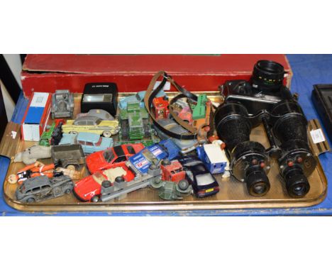 TRAY CONTAINING PAIR OF WW2 BINOCULARS, VINTAGE CAMERA, 3 STAR WARS FIGURES &amp; VARIOUS TOY VEHICLES, DINKY ETC     