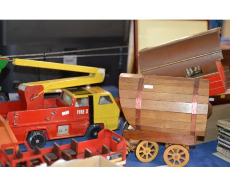 TONKA FIRE ENGINE &amp; 3 WOODEN CARAVAN DISPLAYS     