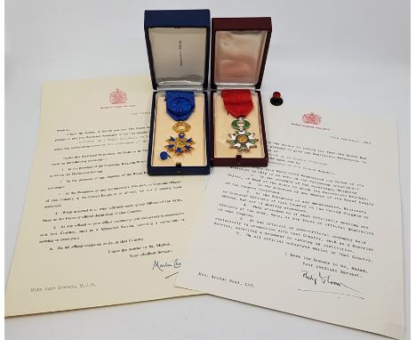 Medals - France: A Chevalier de la Legion d'Honneur medal, together with an officier de l'Ordre Nationale de Merite medal, bo