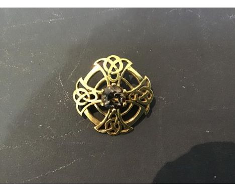 An amethyst set 9ct gold circular Celtic style brooch (5.1g) (d.2.5cm)