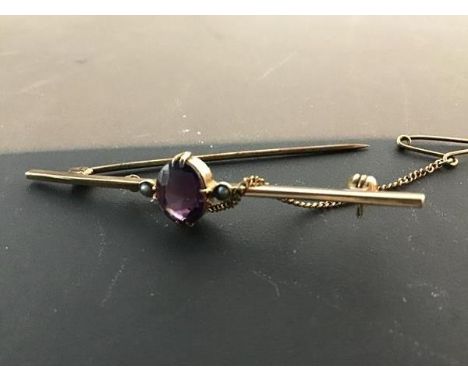 A 9ct gold amethyst and seed pearl set bar brooch,complete with safety chain (3.47g)