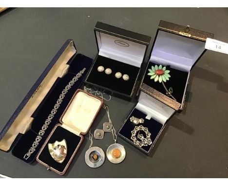 A mixed lot of jewellery including vintage silver stone set pendants on chains, a pair of gentleman's sleevelinks in the form