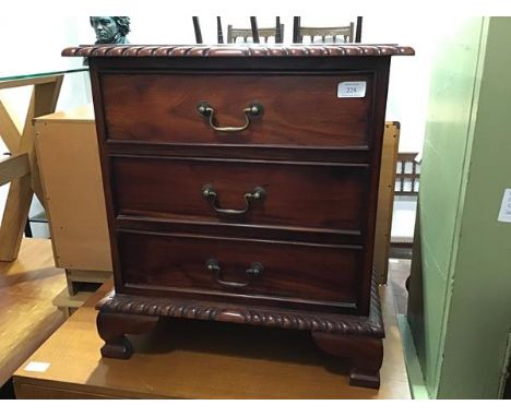 A small modern chest of three drawers, raised on bracket feet (55 x 50 x 33)