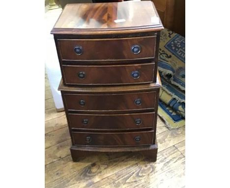 A small mid-20th century bowfront chest of five graduated drawers, on bracket feet (73.5 x 41cm x 32cm)