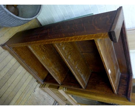 A good quality light oak Arts & Crafts bookcase, having three fixed shelves.