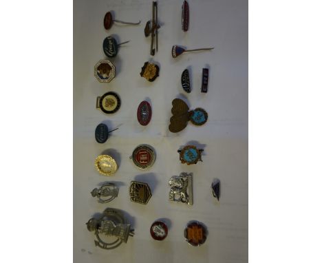 A mixed lot of assorted sweetheart, automobile and further pin badges.