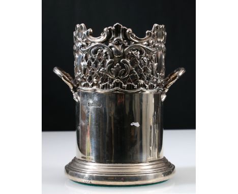 Edwardian silver tall decanter stand with pierced embossed upper part and loop handles, wood base, by Edward (Glasgow), Sheff