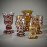 Vier dekorative Pokale und ein Becher