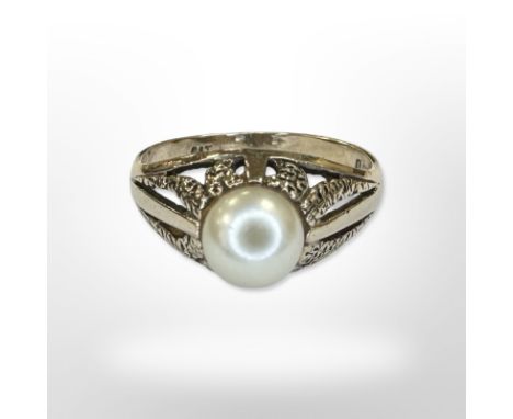 A 9ct yellow gold pearl ring, size N CONDITION REPORT: 2.9g.