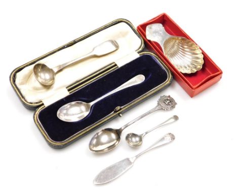 A group of small silver, to include an Elizabeth II silver caddy spoon, with shaped handle and shell cast bowl, Sheffield 197