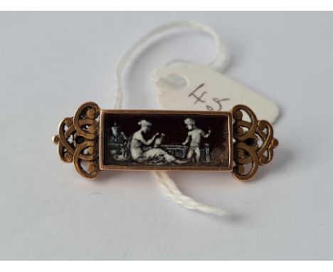A antique gold framed enamel brooch - 5.9 gms
