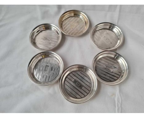 A set of 6 circular dishes, engine turned, sterling standard, 2.5" wide, 105g