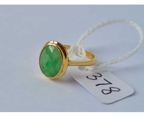 A oval jade ring 14ct gold size O - 3 gms 