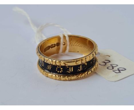 A ANTIQUE MEMORIAL RING WITH BLACK ENAMEL CENTRE "IN MEMORY OF" ON OUTSIDE OF RING ENGRAVED INSIDE WILLIAM PRIDDY DIED JULY 1
