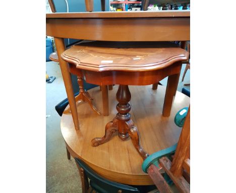 AN ITALIAN STYLE TRIPOD TABLE