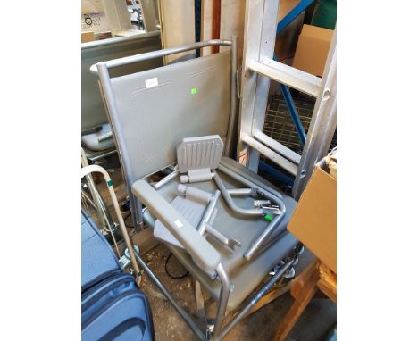 COMMODE CHAIR