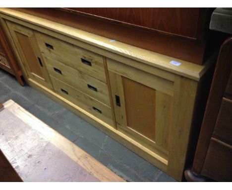 LIGHT OAK SIDEBOARD. L167CM