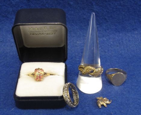 9ct gold signet ring, 9ct gold dress rings etc. (B.P. 24% incl. VAT) CONDITION REPORT: All marked 9ct except signet ring has 