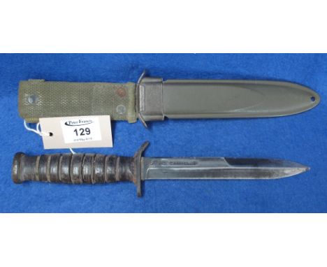 American M3 Camamillus/M8 fighting knife in metal scabbard.(B.P. 24% incl. VAT)