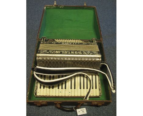Frontalini Italia piano accordion in carrying case. (B.P. 24% incl. VAT)